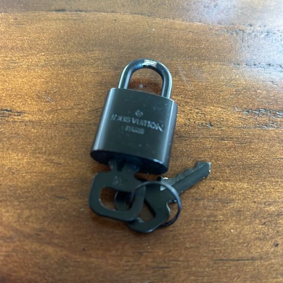 Tiffany @ Co necklace with LV black lock and keys impeccable - Picture 4 of 11